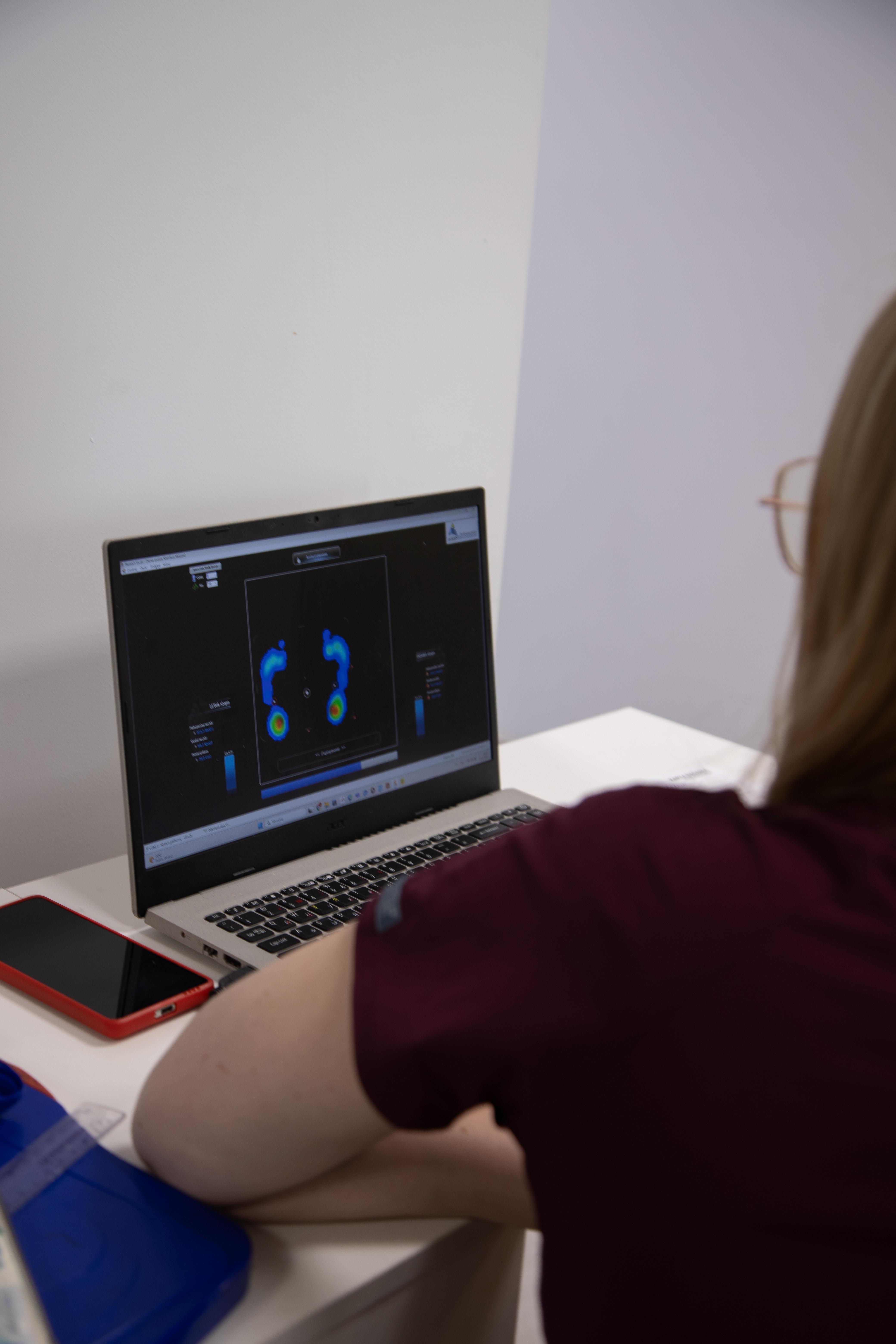 Analiza rozkładu nacisków stóp na platformie baropodometrycznej